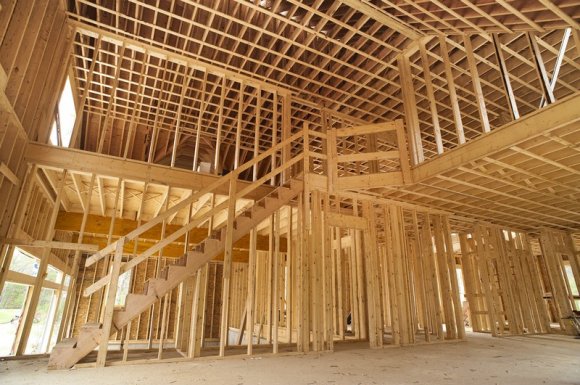 Charpentier professionnel pour la construction d'une ossature de maison en bois Les Chamonix